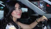 Enggak suka yang kebuka. Itu bukan saya banget. Risih. Sukanya yang elegan, jadi ngomongnya enak sama pengunjung, pede jadinya. Baju menunjang kepercayaan diri juga. Enggak cuma seksi, kata Geby.