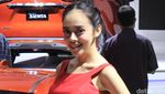 SPG Berpose di Mobil Toyota