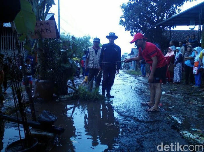Warga Sukabumi Tanam Pisang dan Tebar Lele di Jalan Berlubang