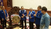 Masuk ke ranah politik. Amien yang merupakan Ketua Dewan Kehormatan PAN, partai pendukung Jokowi di pemerintahan saat ini, meminta PAN tak lagi mengusung Jokowi di Pilpres 2019.