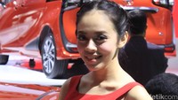 Di sini kita dapat pengalaman, belajar gimana cara bicara di hadapan orang dengan karakter orang yang berbeda-beda. Jadi kita belajar juga gimana public speaking yang baik. Seru sih, kita jadi belajar jadi orang yang lebih berani, percaya diri, mengerti karakter orang. Terus kita juga belajar otomotif. Mau enggak mau kita juga dituntut mesti tahu (otomotif), kata Liana.