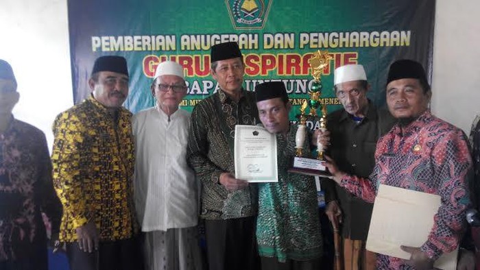 Dua Guru Difabel ini Dapat Penghargaan sebagai Guru Inspiratif