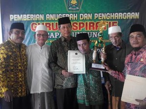 Dua Guru Difabel ini Dapat Penghargaan sebagai Guru Inspiratif