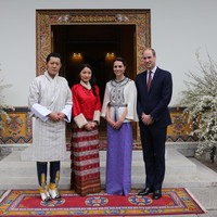 Jetsun Pema menjadi Ratu Bhutan saat usianya baru 21 tahun. Dia merupakan seorang mahasiswi saat bertunangan dengan Raja Bhutan Jigme Khesar Namgyel Wangchuk. Wanita cantik yang merupakan putri dari seorang pilot itu dikenal sang raja sejak dia masih muda. Raja Bhutan pernah mengungkapkan bila dirinya setia menunggu Jetsun Pema cukup lama hingga siap untuk menikah.  Foto: Bhutan Royal Office via Getty Images