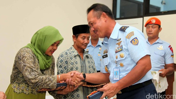 Ahli Waris Penerjun TNI yang Tewas Terima Santunan