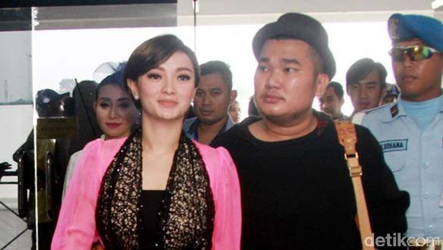  Zaskia  Gotik  Kini Tampil dengan Rambut  Pendek 