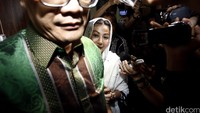 Hasnaeni datang bersama tim kuasa hukumnya.