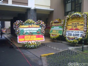 Sidang Doktor Aqua Dwipayana di Unpad Banjir Karangan Bunga