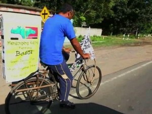 Samsudin Bersepeda Jakarta-Jambi Demi Mendongeng tentang Badak