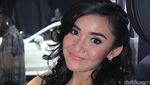Senyuman Geby, Gadis Pemanis di Booth Mercedes-Benz