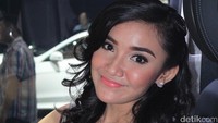 Menurut Geby, pakaian yang disediakan Mercedes-Benz tidak terlalu membuatnya risih. Jadi, dia merasa terlindungi dengan pakaian ini.