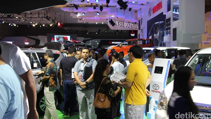 Jumat Sore, Pengunjung IIMS Mulai Membludak