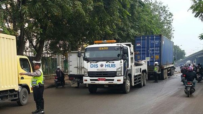 Truk Kontainer Tabrak Pembatas Jalan, Ring Road Cengkareng Arah Bandara Macet