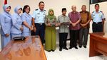 Ahli Waris Penerjun TNI yang Tewas Terima Santunan