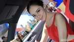 SPG Berpose di Mobil Toyota