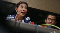 Menteri Kelautan dan Perikanan Susi Pudjiastuti menginstruksikan kepada Pemerintah Provinsi DKI Jakarta dan pengembang agar menghentikan proyek reklamasi Teluk Jakarta untuk sementara.