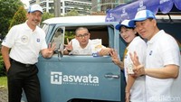 (Kiri-kanan) Direktur HR & GA Tri Wahono PT Asuransi Wahana Tata, Eduardus Agus Setya Dharma Direktur Marketing & Sales Retail Eduardus Agus Setya Dharma, Presiden Direktur Christian Wanandi dan Direktur Keuangan Widyawati saat peluncuran Mobil Warung Aswata di Jakarta, Jumat (15/4/2016).