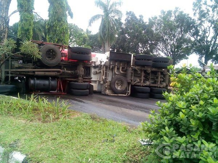 Isi Muatan Disedot, Truk Pertamina yang Terguling di Cibinong Dievakuasi