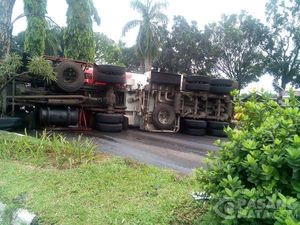 Truk Tangki Pertamina Terguling di Cibinong, Kenek Alami Luka Ringan