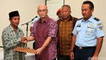 Ahli Waris Penerjun TNI yang Tewas Terima Santunan