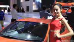SPG Berpose di Mobil Toyota