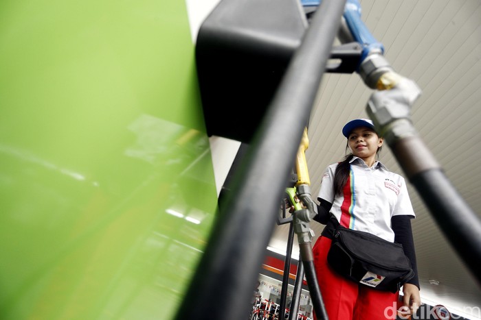 Pertamina resmi meluncurkan bahan bakar minyak (BBM) jenis diesel terbaru, Dexlite di SPBU. Selama uji pasar, Dexlite dibanderol dengan harga Rp 6.750/liter. Rengga Sancaya/detikcom.