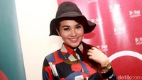 Pelantun ABG Tua itu terlihat happy. Pool/Gus Mun/detikFoto.
