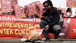 Aksi Demo Teten Masduki di Depan Istana