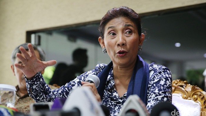 Menteri Kelautan dan Perikanan Susi Pudjiastuti menjelaskan sikap dan pandangan kementrian yang ia pimpin terkait reklamasi pantai Jakarta Utara, Jumat (15/4/2016). Ia mengajak seluruh stakeholder untuk duduk bersama dan mengambil keputusan terbaik mengenai reklamasi tersebut. (Ari Saputra/detikcom)
