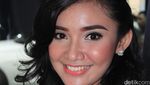 Senyuman Geby, Gadis Pemanis di Booth Mercedes-Benz