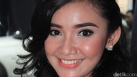 Dia melanjutkan, Kalau pakaian yang digunakan tidak nyaman, otomatis untuk berkomunikasi dengan pengunjung menjadi segan.