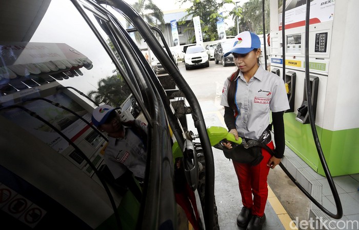 Pertamina resmi meluncurkan bahan bakar minyak (BBM) jenis diesel terbaru, Dexlite di SPBU. Selama uji pasar, Dexlite dibanderol dengan harga Rp 6.750/liter. Rengga Sancaya/detikcom.