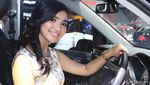 Senyuman Geby, Gadis Pemanis di Booth Mercedes-Benz