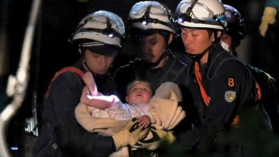 Bayi Selamat Setelah Tertimbun Reruntuhan Gempa