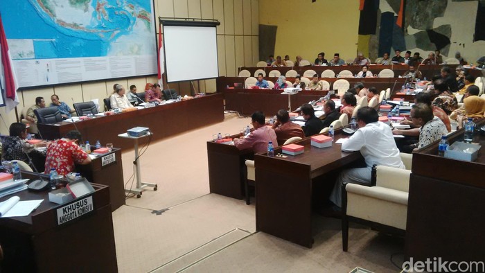 Sejumlah Fraksi Usulkan Anggota Legislatif Cuti Bila Ingin Maju di Pilkada