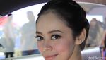 SPG Berpose di Mobil Toyota
