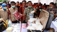 Komjen Budi Waseso menggelar barang bukti sabu dan pil ekstasi sebelum dimusnahkan di area Garbage Plants Airport Sanitation, PT Angkasa Pura II Bandara Soekarno-Hatta, Tangerang, Banten.