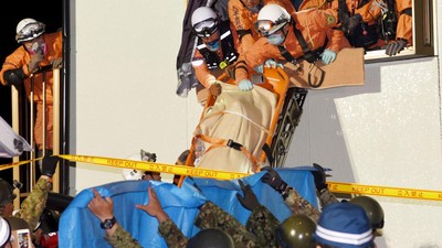 Evakuasi Korban Gempa di Jepang