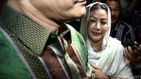 Dia datang menggunakan baju dan kerudung putih yang menjadi ikonnya.
