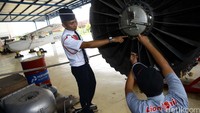 Calon mekanik mengikuti pelatihan di Angkasa Training Center, Tangerang, Banten.