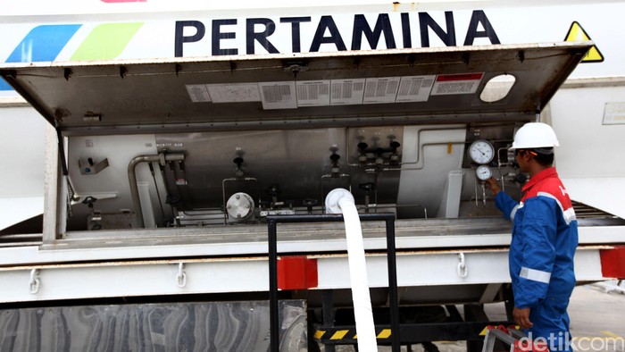 Petugas Pertagas Niaga mengecek suplai LNG untuk dialirkan ke Balcony Mall Balikpapan, Kalimantan Timur, Kamis (14/04/2016). Penjualan LNG melalui truk oleh Pertagas Niaga adalah terobosan pertama kali di Indonesia dan tahun ini Pertagas Niaga akan menyuplai LNG di wilayah bagian Sumatera Utara. Grandyos Zafna/detikcom
