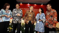 Presiden Komisaris CIMB Niaga Dato Sri Nazir Razak (tengah) berbincang dengan Presiden Direktur CIMB Niaga Tigor M. Siahaan, dan jajaran direksi lainnya di sela-sela Rapat Umum Pemegang Saham Tahunan (RUPST) CIMB Niaga di Jakarta, Jumat (15/04/2016).
