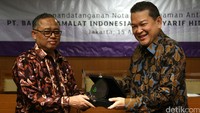 Usai menandatangani nota kerjasama, keduanya bertukar cenderamata.