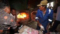 Sabu dan pil ekstasi itu dimusnahkan dengan cara dibakar.