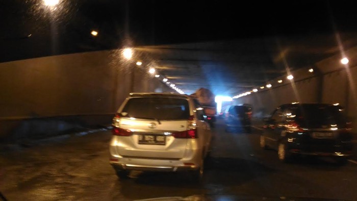 Km 30 Tol JORR dari Pondok Indah ke Pasar Rebo Berlubang, Lalin Macet Parah!