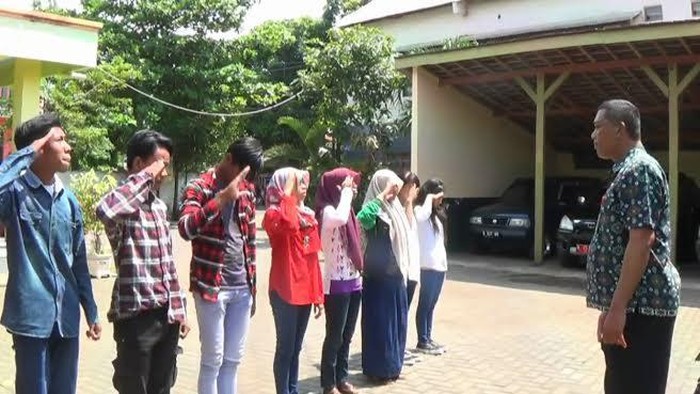 Belasan Pelajar Bolos Dihukum Hormat ke Bendera Merah Putih