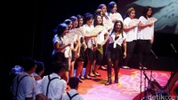 Secara keseluruhan, Carme menampilkan orkestra sebanyak 42 orang, paduan suara dewasa 42 orang, paduan suara anak-anak 35 orang, dan pemeran utama 12 orang.