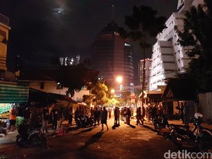 Sempat Tegang, Petugas Tertibkan Pedagang Liar di Pasar Keputran Surabaya