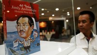 Salah satu buku terbaru Jimly terpajang di aula gedung MK.