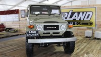Toyota Land Cruiser FJ40 Tahun 1980. Mobil legendaris Toyota ini dikembalikan dengan sempurna tampilannya oleh Arland Garage. Terlihat dari foto, mobil menggunakan warna beige seperti susu. Dengan ban berukuran cukup besar yang mengkilat, mobil tampak seperti baru kembali. Foto: Dadan Kuswaraharja